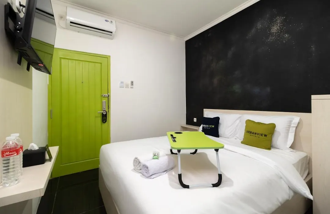 Urbanview Hotel Bizhome Artha Gading Boulevard By Reddoorz-1