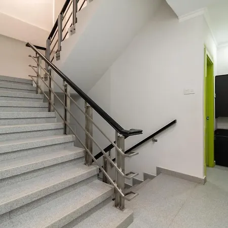 Urbanview Hotel Bizhome Artha Gading Boulevard By Reddoorz-3